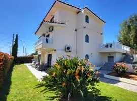 Villa Golden Sun with swimming pool and jacuzzi