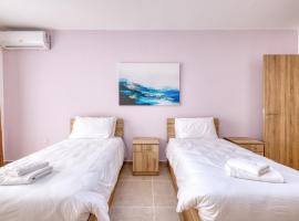 New! Spacious 4-Bedroom Duplex apt by SF Homes，位于姆西达的酒店