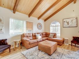 Near Fossil Creek and Trails Scenic Pine Cabin!，位于Pine的酒店