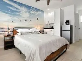 Modern Queen Suite #2 - Steps to Daytona Beach