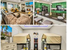 Joshua Tree Getaway with Pool, Spa, BBQ and Sleeps 12，位于印地欧的酒店