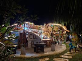 eco trekking lodge, Bar & jungle tour's，位于武吉拉旺的酒店