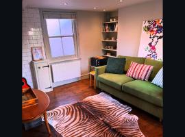 Upstairs at Rumblebees，位于Felsted Station的酒店