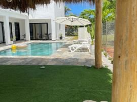 Casa Entre Playas con piscina en Las Galeras，位于拉斯加勒拉斯的酒店