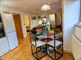 Pine cottage with private hot tub，位于Upper Hulme的酒店
