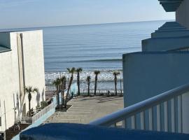 Beach Condo with Pool & Tiki Bar!，位于代托纳海滩的酒店