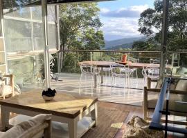 Majestic Views - Stylish Home，位于Lower Beechmont的酒店