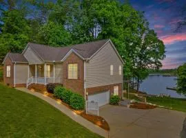 Castaway Cove -Lake Norman Waterfront Home with Private Dock