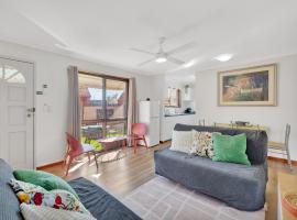 Tranquil 2-Bed Townhouse Close to Redcliffe Beach，位于雷德克利夫的酒店