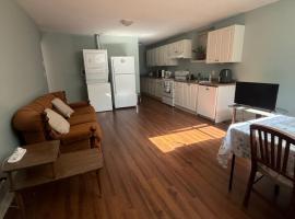 2 bedroom Suite with private entrance，位于兰利的酒店