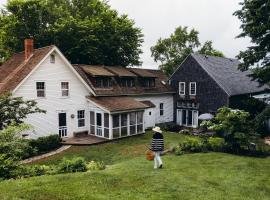 1850s Maine Farmhouse featured in Condé Nast Traveler with 11 Acres Near Water，位于Friendship的酒店