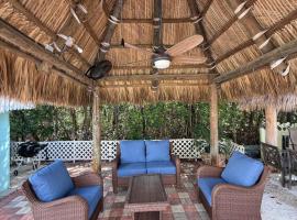 Stylish RV with 2 Bedrooms, 2 Lofts and 2 Bathrooms，位于基拉戈的豪华帐篷营地