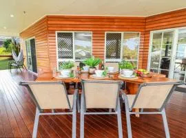 Cabbage Palm Lodge - air conditioned home in town area