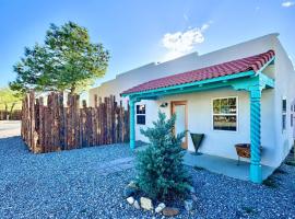LUXX - Two Bedroom Suite - Bunk Room，位于Ranchos de Taos的酒店