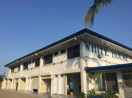 White House Hotel，位于甲万那端的酒店