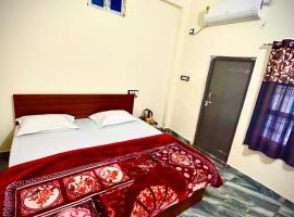 Hotel Shraddha Guest House A Luxury Stay in Ayodhya，位于Ayodhya的酒店