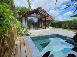 Cabaña Lembos Jacuzzi con vista al cielo，位于佩雷拉的酒店