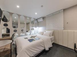 Hotel Yellow，位于九里市的酒店