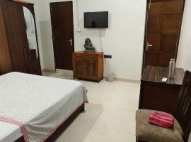 Luxury Villa, 5 Min DLW, 10 Min Station & BHU，位于瓦拉纳西的酒店