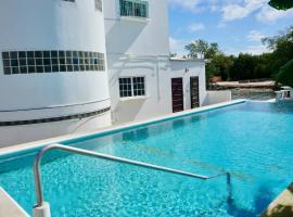 Sea Belize RELAXING Studio w SeaView Pool, Deck Kitchenette by Airport, 1st FL