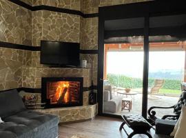 3 Hills Luxury Villa，位于Trílofos的酒店