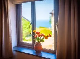Polrunny Farm Sloe Cottage with a sea view