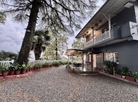 Writers Chalet, Mussoorie- Opposite Wynberg Allen, 5 mins to mall road，位于穆索里的酒店