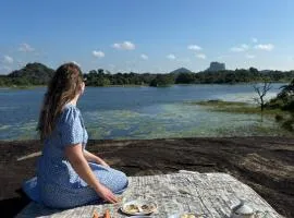 锡吉里亚天堂湖山林小屋