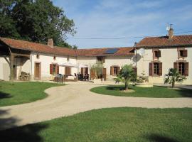 Very spacious and luxurious holiday home on quiet estate 1880 with pool，位于Buzon的酒店