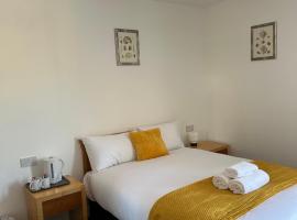 Continental Hotel with access to shared kitchen，位于赫尔的酒店
