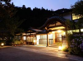 宿坊觉林坊日式旅馆，位于身延田贯湖附近的酒店