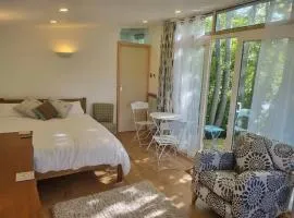 Modern Studio Cabin in Hove, Walk to the Sea & South Downs, Easy Access to Brighton