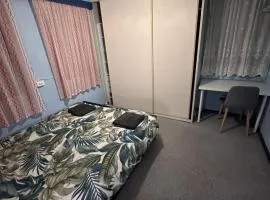Cozy Queen Room in Peaceful House with Garden - KV3