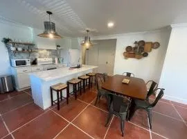 Santa Fe Inspired Bungalow- 5 minutes to downtown