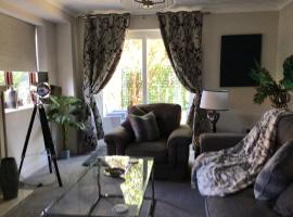 Stunning Fir Trees Corner 3 bedroom detached Executive house with free drive way parking for 2 vehicles 1 mile from M5 dogs welcome，位于伍斯特的酒店