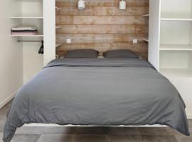 Cozy studio house with terrace 15 min from Paris，位于Bièvres的酒店