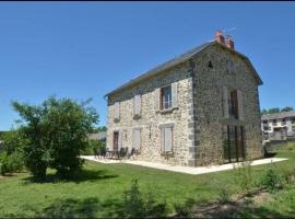 Gîte 10 pers pmr saint flour，位于Ussel的酒店