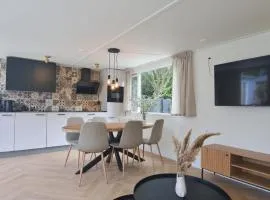 Mooi chalet sauna en grote privé tuin Zeeland VP082