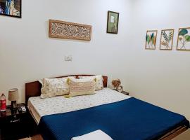 PeaceLily Hotel - Aesthetic budget rooms with Netflix, AC in upper tapovan, Free Airport Pickup for bookings more than 7 nights NO PARKING，位于瑞诗凯诗的酒店