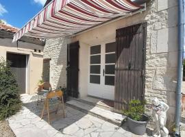 Gite VILLENEUVE LA COMTESSE，位于Villeneuve-la-Comtesse的酒店
