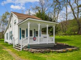 Cozy Milford Cottage on Half Acre w Deck & Grill，位于Milford的酒店