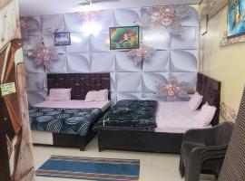 KD Dham family Stay near by Prem Mandir，位于范兰德凡的住宿加早餐旅馆
