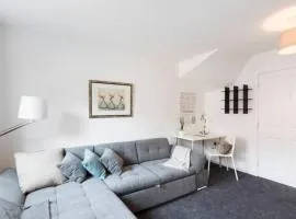 Nested 4-Bedrooms retreat in Walsall - 3 Bathrooms-Sleeps 9