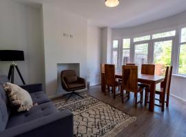 Double room in refurbished 5 bed home with WiFi and TV BW Room 5，位于索利赫尔的酒店