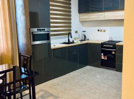 Two bedroom tema/central，位于特马的酒店