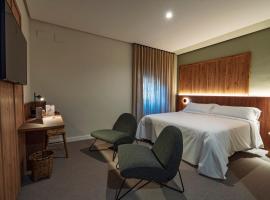 Hotel Valle del Ambroz，位于埃尔瓦的带泳池的酒店