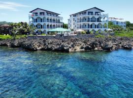 West End Ocean Front Condo& Pool，位于罗阿坦的酒店