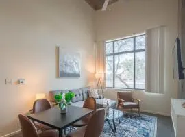 Cozy 2BD - Central DT - Gym, Pool, Parking - Sleep 8