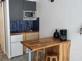 Studio calme à deux pas du lac de Nantua，位于楠蒂阿的酒店