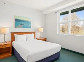 Serene 1BR Retreat with Mountain Views